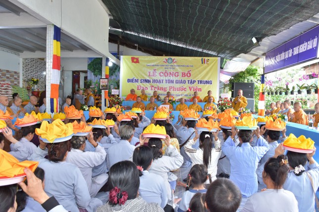 Phật tử thành kính dâng pháp y cúng dường chư tôn đức Tăng Ni