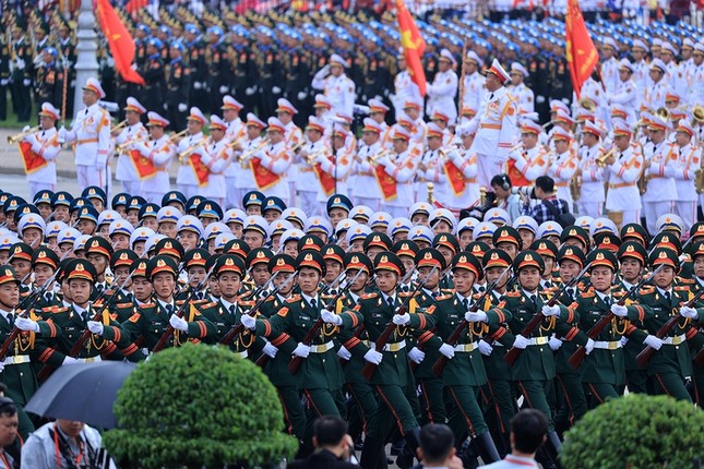 Quân chủng Lục quân, Hải quân, Phòng không - Không quân là lực lượng nòng cốt của Quân đội Nhân dân Việt Nam, đã cùng toàn dân lập nên nhiều chiến công vang dội từ chiến dịch Điện Biên Phủ "lừng lẫy năm châu, chấn động địa cầu" đến Chiến dịch Hồ Chí Minh lịch sử, trong sự nghiệp xây dựng và bảo vệ Tổ quốc. Ngày nay, ba quân chủng được xây dựng cách mạng, chính quy, tinh nhuệ, hiện đại, sẵn sàng chiến đấu, bảo vệ vững chắc độc lập, chủ quyền lãnh thổ của Tổ quốc Quân chủng Lục quân, Hải quân, Phòng không - Không quân là lực lượng nòng cốt của Quân đội Nhân dân Việt Nam, đã cùng toàn dân lập nên nhiều chiến công vang dội từ chiến dịch Điện Biên Phủ "lừng lẫy năm châu, chấn động địa cầu" đến Chiến dịch Hồ Chí Minh lịch sử, trong sự nghiệp xây dựng và bảo vệ Tổ quốc. Ngày nay, ba quân chủng được xây dựng cách mạng, chính quy, tinh nhuệ, hiện đại, sẵn sàng chiến đấu, bảo vệ vững chắc độc lập, chủ quyền lãnh thổ của Tổ quốc