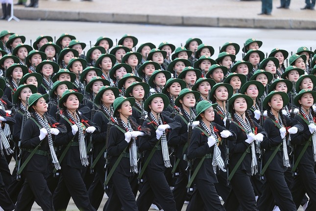 Khối nữ Du kích miền Nam - Những "Cô Ba dũng sĩ tay súng, tay cày", sục sôi ý chí "giặc đến nhà đàn bà cũng đánh"! Khoác khăn rằn, đội nón tai bèo, luôn bám xóm, bám ấp, đánh giặc mọi lúc, mọi nơi, có vai trò quan trọng trong ba mũi giáp công: quân sự, chính trị và binh địch vận; góp phần làm nên Đại thắng mùa Xuân năm 1975 Khối nữ Du kích miền Nam - Những "Cô Ba dũng sĩ tay súng, tay cày", sục sôi ý chí "giặc đến nhà đàn bà cũng đánh"! Khoác khăn rằn, đội nón tai bèo, luôn bám xóm, bám ấp, đánh giặc mọi lúc, mọi nơi, có vai trò quan trọng trong ba mũi giáp công: quân sự, chính trị và binh địch vận; góp phần làm nên Đại thắng mùa Xuân năm 1975