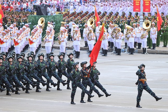 Khối nữ chiến sĩ Biệt động đại diện cho những người con gan dạ, dũng cảm, ngoan cường, những đóa hoa thép đã hy sinh cả tuổi thanh xuân, bí mật gây dựng, phát triển lực lượng ngay trong lòng địch. Với sự mưu trí, sáng tạo và cách đánh bí mật, bất ngờ, táo bạo vào các cơ quan đầu não của địch, làm cho quân thù kinh hồn bạt vía. Chúng ta cùng tự hào về những nữ chiến sĩ Biệt động anh hùng, những người đã góp phần làm nên chiến thắng vĩ đại của dân tộc Khối nữ chiến sĩ Biệt động đại diện cho những người con gan dạ, dũng cảm, ngoan cường, những đóa hoa thép đã hy sinh cả tuổi thanh xuân, bí mật gây dựng, phát triển lực lượng ngay trong lòng địch. Với sự mưu trí, sáng tạo và cách đánh bí mật, bất ngờ, táo bạo vào các cơ quan đầu não của địch, làm cho quân thù kinh hồn bạt vía. Chúng ta cùng tự hào về những nữ chiến sĩ Biệt động anh hùng, những người đã góp phần làm nên chiến thắng vĩ đại của dân tộc