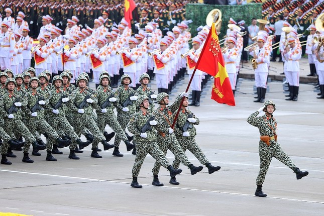 Khối chiến sĩ Đặc công - Phát huy truyền thống "đặc biệt tinh nhuệ, anh dũng tuyệt vời, mưu trí táo bạo, đánh hiểm thắng lớn"; những chiến sĩ "đầu trần, chân đất", xuất quỷ nhập thần, luồn sâu đánh hiểm, làm quân thù kinh hồn bạt vía, bộ đội Đặc công đã lập nên nhiều chiến công vang dội, góp phần quan trọng vào những thắng lợi vĩ đại của dân tộc. Với bản lĩnh phi thường, tinh thần quả cảm, bộ đội Đặc công mãi là niềm tự hào của Quân đội Nhân dân Việt Nam anh hùng Khối chiến sĩ Đặc công - Phát huy truyền thống "đặc biệt tinh nhuệ, anh dũng tuyệt vời, mưu trí táo bạo, đánh hiểm thắng lớn"; những chiến sĩ "đầu trần, chân đất", xuất quỷ nhập thần, luồn sâu đánh hiểm, làm quân thù kinh hồn bạt vía, bộ đội Đặc công đã lập nên nhiều chiến công vang dội, góp phần quan trọng vào những thắng lợi vĩ đại của dân tộc. Với bản lĩnh phi thường, tinh thần quả cảm, bộ đội Đặc công mãi là niềm tự hào của Quân đội Nhân dân Việt Nam anh hùng