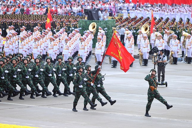 Khối chiến sĩ Pháo binh – Tên lửa là hỏa lực mặt đất chủ yếu của Quân đội ta, ra đời từ những ngày đầu gian khó vai trần, chân đất, Pháo binh vinh dự được bắn phát đạn đầu tiên mở màn cho toàn quốc kháng chiến và chiến dịch Điện Biên Phủ, đồng thời bắn hỏa lực cuối cùng vào Bộ Tổng tham mưu Ngụy quyền vào ngày 30-4-1975, lập nhiều chiến công xuất sắc, xây đắp nên truyền thống "Chân đồng vai sắt, đánh giỏi, bắn trúng". Bộ đội Pháo binh - Tên lửa hôm nay quyết tâm hoàn thành xuất sắc mọi nhiệm vụ được giao Khối chiến sĩ Pháo binh – Tên lửa là hỏa lực mặt đất chủ yếu của Quân đội ta, ra đời từ những ngày đầu gian khó vai trần, chân đất, Pháo binh vinh dự được bắn phát đạn đầu tiên mở màn cho toàn quốc kháng chiến và chiến dịch Điện Biên Phủ, đồng thời bắn hỏa lực cuối cùng vào Bộ Tổng tham mưu Ngụy quyền vào ngày 30-4-1975, lập nhiều chiến công xuất sắc, xây đắp nên truyền thống "Chân đồng vai sắt, đánh giỏi, bắn trúng". Bộ đội Pháo binh - Tên lửa hôm nay quyết tâm hoàn thành xuất sắc mọi nhiệm vụ được giao
