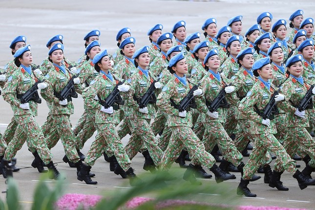 Khối nữ Gìn giữ hoà bình Việt Nam - Hành trình hơn 10 năm xây dựng, phát triển, hơn một nghìn chiến sĩ mũ nồi xanh lực lượng Gìn giữ hòa bình Việt Nam đã lên đường thực hiện sứ mệnh cao cả mà Đảng, Nhà nước, Quân đội và Nhân dân giao phó. Luôn phát huy tinh thần độc lập, tự chủ, hữu nghị, hợp tác, thể hiện Việt Nam là bạn, là đối tác tin cậy, thành viên có trách nhiệm của cộng đồng quốc tế; lan tỏa phẩm chất cao đẹp "Bộ đội Cụ Hồ" và hình ảnh đất nước, con người Việt Nam đến bạn bè quốc tế Khối nữ Gìn giữ hoà bình Việt Nam - Hành trình hơn 10 năm xây dựng, phát triển, hơn một nghìn chiến sĩ mũ nồi xanh lực lượng Gìn giữ hòa bình Việt Nam đã lên đường thực hiện sứ mệnh cao cả mà Đảng, Nhà nước, Quân đội và Nhân dân giao phó. Luôn phát huy tinh thần độc lập, tự chủ, hữu nghị, hợp tác, thể hiện Việt Nam là bạn, là đối tác tin cậy, thành viên có trách nhiệm của cộng đồng quốc tế; lan tỏa phẩm chất cao đẹp "Bộ đội Cụ Hồ" và hình ảnh đất nước, con người Việt Nam đến bạn bè quốc tế