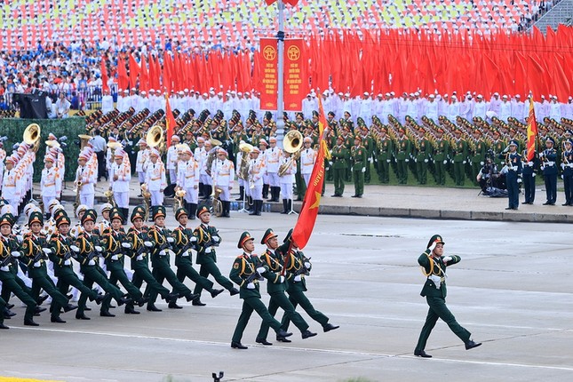 Khối học viên các học viện, nhà trường Quân đội - Những học viên các học viện, nhà trường Quân đội được đào tạo trở thành sĩ quan chỉ huy ưu tú, lực lượng nòng cốt để xây dựng Quân đội. Với phương châm "Học đi đôi với hành, huấn luyện gắn với thực tế chiến trường"; "Chất lượng đào tạo của nhà trường là khả năng sẵn sàng chiến đấu của đơn vị", các học viên đang ra sức học tập, rèn luyện theo mục tiêu, yêu cầu đào tạo; tốt nghiệp ra trường đáp ứng yêu cầu xây dựng Quân đội cách mạng, chính quy, tinh nhuệ, hiện đại Khối học viên các học viện, nhà trường Quân đội - Những học viên các học viện, nhà trường Quân đội được đào tạo trở thành sĩ quan chỉ huy ưu tú, lực lượng nòng cốt để xây dựng Quân đội. Với phương châm "Học đi đôi với hành, huấn luyện gắn với thực tế chiến trường"; "Chất lượng đào tạo của nhà trường là khả năng sẵn sàng chiến đấu của đơn vị", các học viên đang ra sức học tập, rèn luyện theo mục tiêu, yêu cầu đào tạo; tốt nghiệp ra trường đáp ứng yêu cầu xây dựng Quân đội cách mạng, chính quy, tinh nhuệ, hiện đại