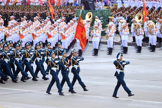 Khối sĩ quan Phòng không - Không quân - Trong kháng chiến, với ý chí "dám đánh, biết đánh, quyết thắng", bộ đội Phòng không - Không quân đã bắn rơi hàng nghìn máy bay địch, làm nên chiến thắng huyền thoại "Hà Nội - Điện Biên Phủ trên không", thể hiện khí phách anh hùng và tầm cao trí tuệ Việt Nam. Phát huy truyền thống anh hùng, bộ đội Phòng không – Không quân hôm nay không ngừng lớn mạnh, làm chủ khoa học công nghệ, vũ khí trang bị và phương thức tác chiến hiện đại, bảo vệ vững chắc Tổ quốc trong mọi tình huống Khối sĩ quan Phòng không - Không quân - Trong kháng chiến, với ý chí "dám đánh, biết đánh, quyết thắng", bộ đội Phòng không - Không quân đã bắn rơi hàng nghìn máy bay địch, làm nên chiến thắng huyền thoại "Hà Nội - Điện Biên Phủ trên không", thể hiện khí phách anh hùng và tầm cao trí tuệ Việt Nam. Phát huy truyền thống anh hùng, bộ đội Phòng không – Không quân hôm nay không ngừng lớn mạnh, làm chủ khoa học công nghệ, vũ khí trang bị và phương thức tác chiến hiện đại, bảo vệ vững chắc Tổ quốc trong mọi tình huống