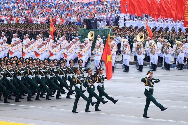 Khối sĩ quan Lục quân - Là lực lượng nòng cốt chỉ huy, tham mưu và trực tiếp chiến đấu, trải qua các cuộc kháng chiến, lớp lớp các thế hệ sĩ quan Lục quân đã có mặt trên khắp các chiến trường, thể hiện bản lĩnh vững vàng, kiên cường, mưu lược, lập nhiều chiến công xuất sắc. Đội ngũ sĩ quan Lục quân hôm nay tiếp tục được rèn luyện, nâng cao trình độ mọi mặt, sẵn sàng chiến đấu, hy sinh, bảo vệ vững chắc Tổ quốc Việt Nam xã hội chủ nghĩa và hạnh phúc của Nhân dân Khối sĩ quan Lục quân - Là lực lượng nòng cốt chỉ huy, tham mưu và trực tiếp chiến đấu, trải qua các cuộc kháng chiến, lớp lớp các thế hệ sĩ quan Lục quân đã có mặt trên khắp các chiến trường, thể hiện bản lĩnh vững vàng, kiên cường, mưu lược, lập nhiều chiến công xuất sắc. Đội ngũ sĩ quan Lục quân hôm nay tiếp tục được rèn luyện, nâng cao trình độ mọi mặt, sẵn sàng chiến đấu, hy sinh, bảo vệ vững chắc Tổ quốc Việt Nam xã hội chủ nghĩa và hạnh phúc của Nhân dân