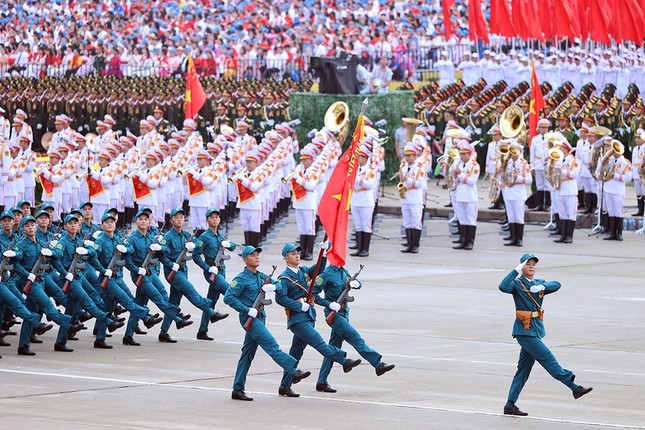 Khối nam Dân quân tự vệ - Lực lượng vũ trang quần chúng không thoát ly sản xuất. Trong kháng chiến, với tinh thần "tay súng, tay cày", đã anh dũng chiến đấu, kiên cường bám trụ, góp phần làm nên những chiến công vang dội, bảo vệ từng tấc đất quê hương. Ngày nay, lực lượng được xây dựng vững mạnh rộng khắp, sẵn sàng chiến đấu cao, xung kích trên mọi mặt trận, xứng đáng với lời khen ngợi của Bác Hồ: "Dân quân tự vệ và du kích là lực lượng vô địch, là bức tường sắt của Tổ quốc" Khối nam Dân quân tự vệ - Lực lượng vũ trang quần chúng không thoát ly sản xuất. Trong kháng chiến, với tinh thần "tay súng, tay cày", đã anh dũng chiến đấu, kiên cường bám trụ, góp phần làm nên những chiến công vang dội, bảo vệ từng tấc đất quê hương. Ngày nay, lực lượng được xây dựng vững mạnh rộng khắp, sẵn sàng chiến đấu cao, xung kích trên mọi mặt trận, xứng đáng với lời khen ngợi của Bác Hồ: "Dân quân tự vệ và du kích là lực lượng vô địch, là bức tường sắt của Tổ quốc"