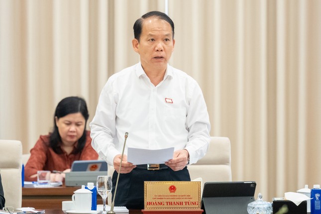 Chủ nhiệm Ủy ban Pháp luật và Tư pháp Hoàng Thanh Tùng trình bày thẩm tra - Ảnh: Phạm Thắng Chủ nhiệm Ủy ban Pháp luật và Tư pháp Hoàng Thanh Tùng trình bày thẩm tra - Ảnh: Phạm Thắng