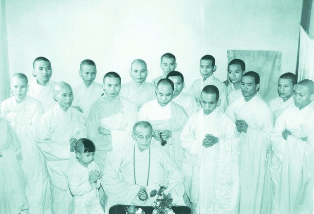 Hòa thượng Thích Từ Ý với chúng đệ tử xuất gia tại tổ đình Hòa An Hòa thượng Thích Từ Ý với chúng đệ tử xuất gia tại tổ đình Hòa An