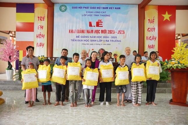 Trao phần thưởng đến các em học sinh Trao phần thưởng đến các em học sinh