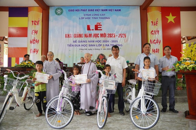 Tặng 4 chiếc xe đạp cho các em vượt khó học tốt Tặng 4 chiếc xe đạp cho các em vượt khó học tốt