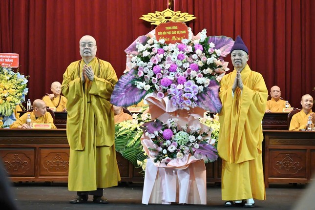 Trưởng lão Hòa thượng Thích Thanh Nhiễu tặng lẵng hoa chúc mừng của Trung ương Giáo hội Trưởng lão Hòa thượng Thích Thanh Nhiễu tặng lẵng hoa chúc mừng của Trung ương Giáo hội