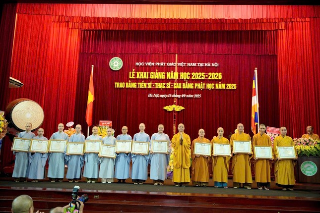 Trao Bằng khen đến Tăng Ni sinh có thành tích học tập xuất sắc Trao Bằng khen đến Tăng Ni sinh có thành tích học tập xuất sắc