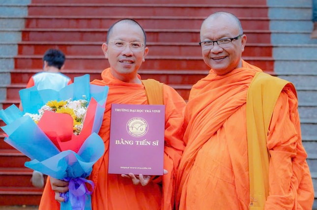 Sư Danh Út nhận Bằng tiến sĩ ở tuổi 41 - Ảnh: NVCC Sư Danh Út nhận Bằng tiến sĩ ở tuổi 41 - Ảnh: NVCC