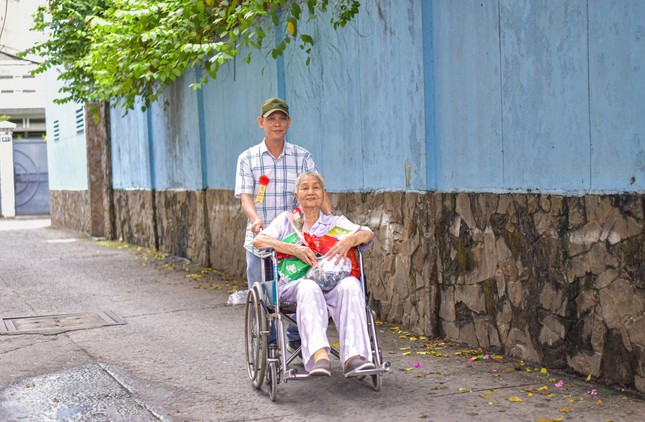 Mẹ con Phật tử trở về nhà sau buổi nhận quà Mẹ con Phật tử trở về nhà sau buổi nhận quà