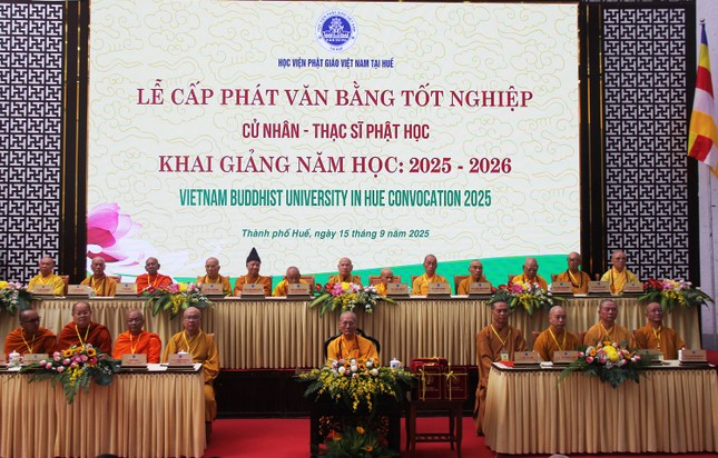 Chư tôn giáo phẩm chứng minh buổi lễ Chư tôn giáo phẩm chứng minh buổi lễ