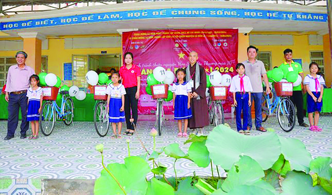 Thầy An Nhất và Câu lạc bộ Cỏ bốn lá trong hoạt động yểm trợ học trò vượt khó - Ảnh: NVCC