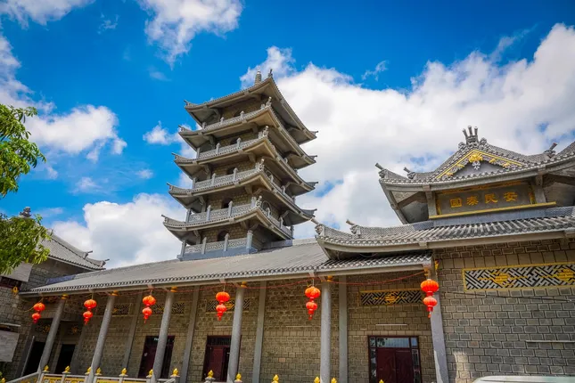 Chùa xây dựng hoàn toàn bằng đá nguyên khối hình chữ nhật, lên tới hàng chục ngàn viên Chùa xây dựng hoàn toàn bằng đá nguyên khối hình chữ nhật, lên tới hàng chục ngàn viên