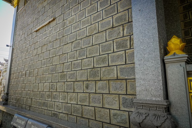 Các viên đá có kích thước trung bình 0,3m x 0,2m x 0,2m, được thợ đá miền Trung tuyển chọn, cắt gọt tỉ mỉ trước khi đưa về Sóc Trăng Các viên đá có kích thước trung bình 0,3m x 0,2m x 0,2m, được thợ đá miền Trung tuyển chọn, cắt gọt tỉ mỉ trước khi đưa về Sóc Trăng