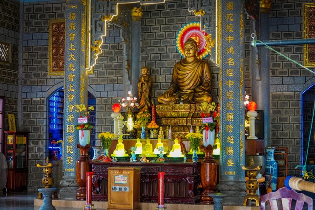 Tượng Phật Thích Ca Mâu Ni chế tác hoàn toàn từ đá đen nguyên khối quý hiếm Tượng Phật Thích Ca Mâu Ni chế tác hoàn toàn từ đá đen nguyên khối quý hiếm