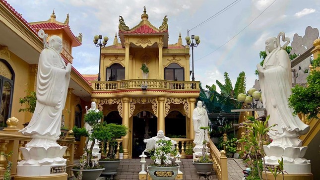 Hệ thống tượng Phật khắp khuôn viên chùa