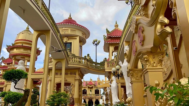 Nhờ kiến trúc độc đáo, hàng năm, chùa Phước Thành thu hút hàng ngàn lượt khách đến chiêm bái, mong cầu sức khỏe, bình an