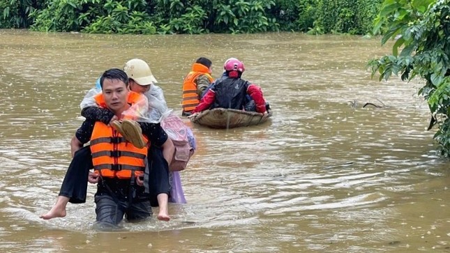 Tình người trong bão lũ - Ảnh: Công an Tuyên Quang