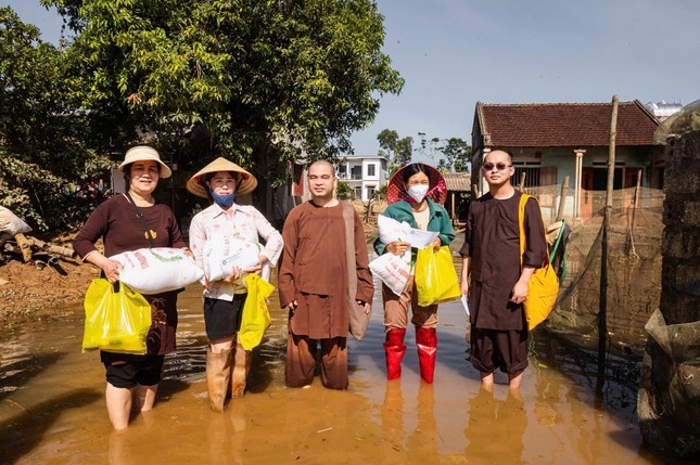 Hỗ trợ bà con nhân dân xã Kim Tân để vượt qua khó khăn