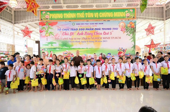 Trao quà đến các em học sinh