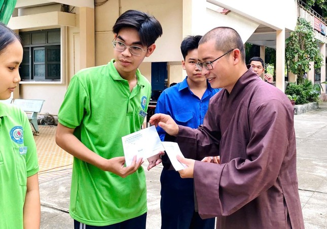 Đại đức Thích Đồng Quang trao học bổng đến các em học sinh Trường THPT Bùi Thị Xuân Đại đức Thích Đồng Quang trao học bổng đến các em học sinh Trường THPT Bùi Thị Xuân