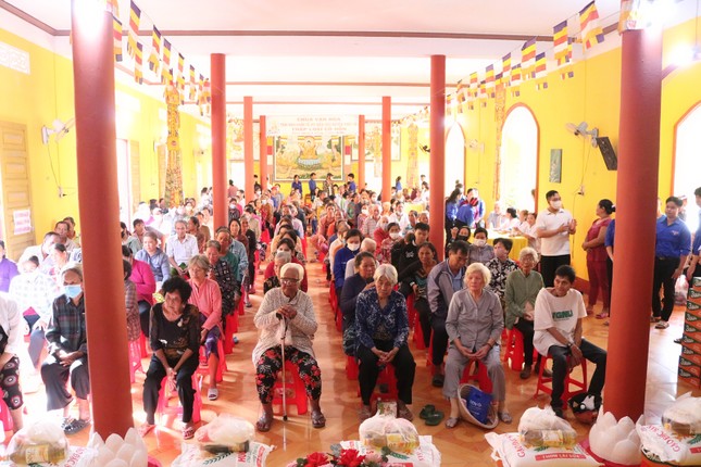 Bà con đến khám bệnh, nhận quà tại chùa Vạn Hòa