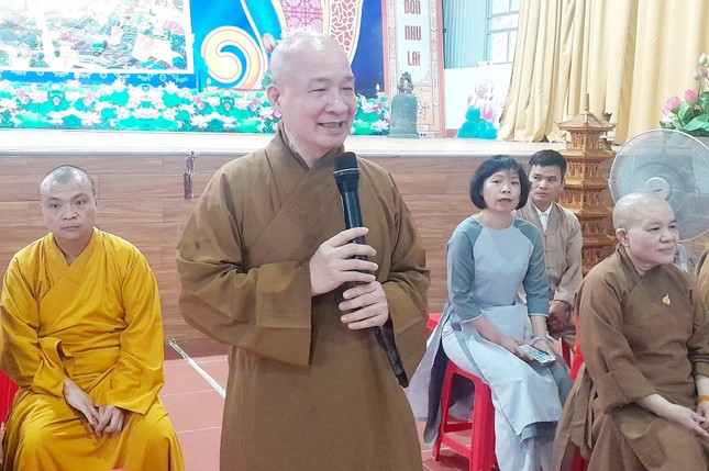 Đại đức Thích Trí Huệ phát biểu tại buổi trao quà