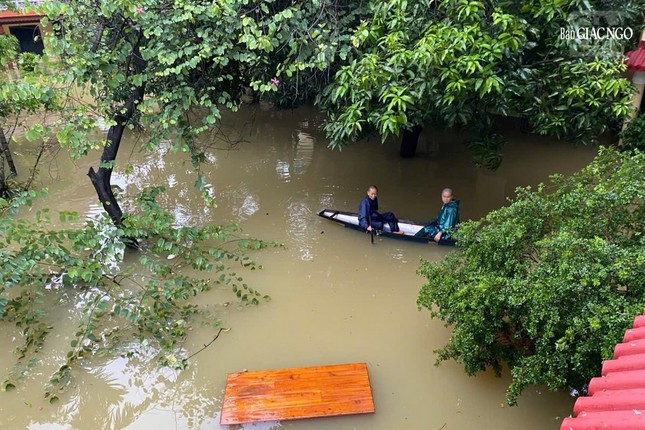 Sư cô chùa Tây Linh di chuyển bằng thuyền khi nước vào chùa