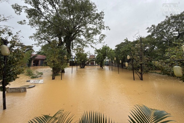 Nước dâng cao, nhiều chùa ngập sâu