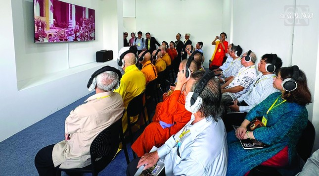 Chỉ cần đeo tai nghe, người nghe có thể lựa chọn cho mình những trích xuất liên quan đến Phật giáo Huế trước năm 1975 bằng công nghệ IPS bắt tầng siêu rộng để phân bổ âm thanh đến tùy vị trí Chỉ cần đeo tai nghe, người nghe có thể lựa chọn cho mình những trích xuất liên quan đến Phật giáo Huế trước năm 1975 bằng công nghệ IPS bắt tầng siêu rộng để phân bổ âm thanh đến tùy vị trí