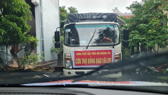 Chuyến xe từ chùa Phật Học Tỉnh hội Quảng Trị chở 1.000 phần cơm, mì, sữa, nước đến với đồng bào vùng lũ Chuyến xe từ chùa Phật Học Tỉnh hội Quảng Trị chở 1.000 phần cơm, mì, sữa, nước đến với đồng bào vùng lũ