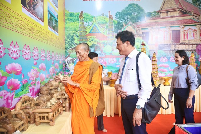 Chư Tăng, lãnh đạo tham quan các gian hàng trưng bày Chư Tăng, lãnh đạo tham quan các gian hàng trưng bày