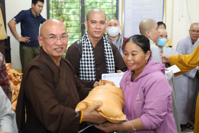 1.000 phần quà đã được trao tận tay các hộ dân xã Quỳ Châu, Nghệ An