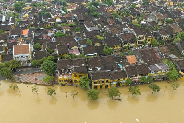 Phố cổ Hội An nguy cơ ngập trở lại khi lũ sông Thu Bồn lên báo động ba - Ảnh: Văn Đông