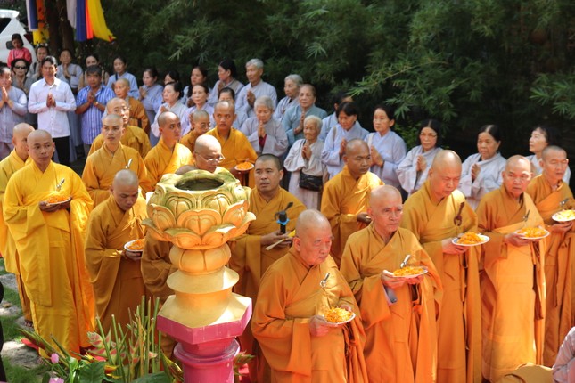 Chư tôn đức, Phật tử tưởng niệm Ni trưởng Thích nữ Bửu Lý trước bảo tháp Chư tôn đức, Phật tử tưởng niệm Ni trưởng Thích nữ Bửu Lý trước bảo tháp