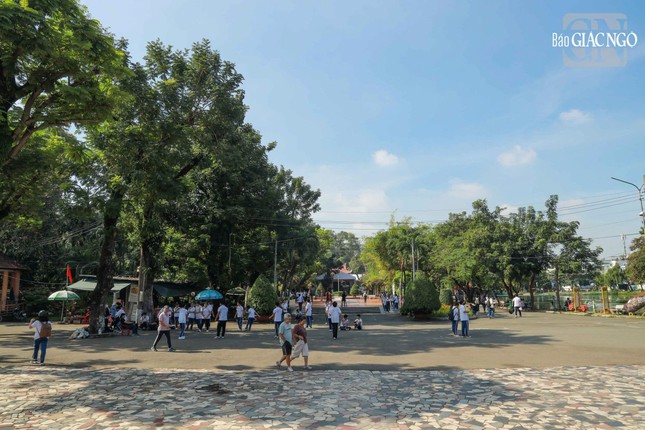 Hiện nay công viên Lê Thị Riêng với 80% mảng xanh, là nơi sinh hoạt, thư giãn, tập thể dục,... của người dân mọi lứa tuổi