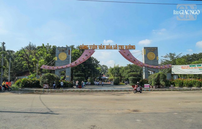 Công viên Lê Thị Riêng (phường Hòa Hưng, TP.HCM) cũng từng là nghĩa trang lớn của Sài Gòn. Công viên được giới hạn bởi đường Cách Mạng Tháng 8, Bắc Hải và Trường Sơn