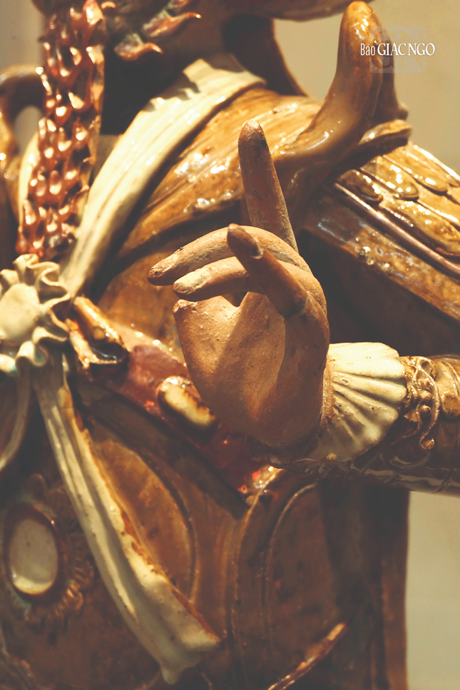 Những đường nét, hình khối được tạo tác uyển chuyển, mềm mại