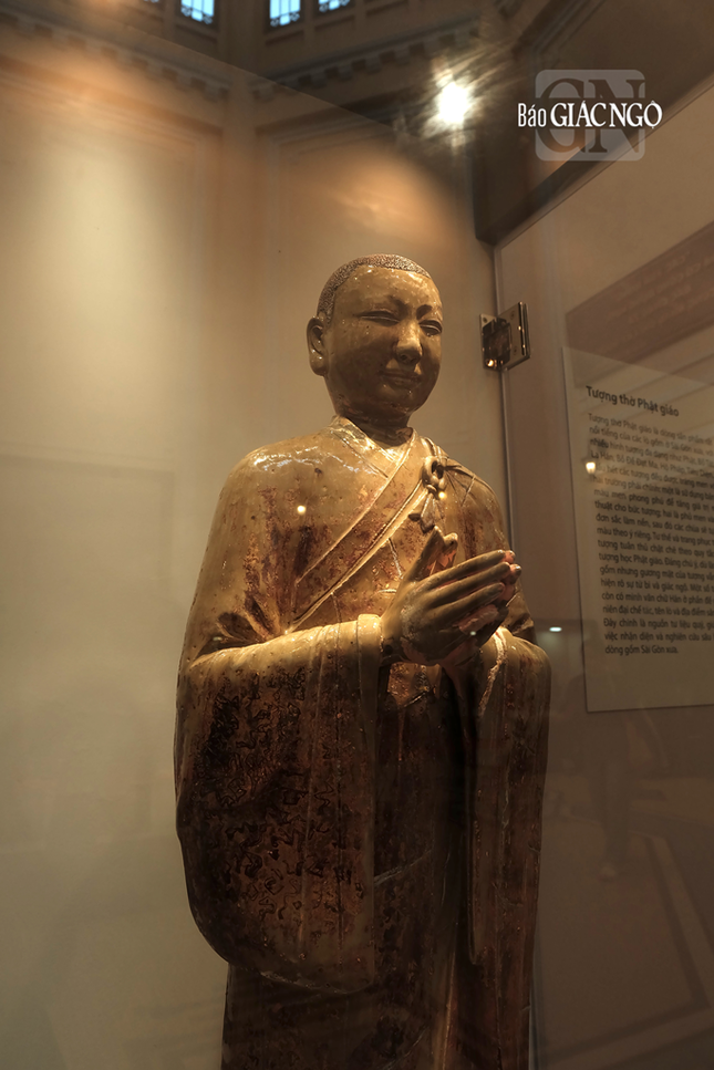 Tượng Tôn giả A Nan, gốm phủ men nâu, đầu thế kỷ XX