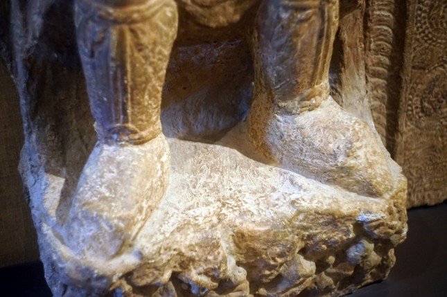 Chân đi hài cao cổ