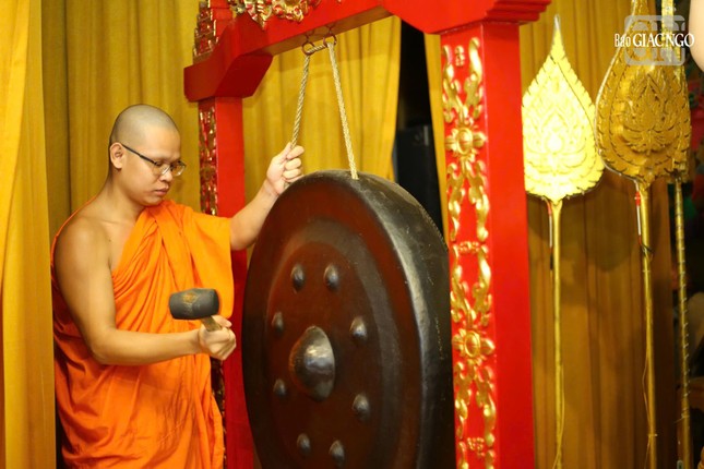 Lễ cúng trăng bắt đầu khi mặt trăng lên cao Lễ cúng trăng bắt đầu khi mặt trăng lên cao