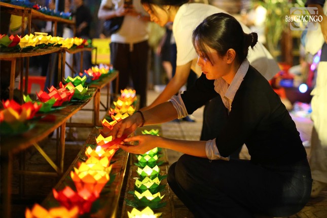 Lễ thắp đèn hoa đăng, biểu tượng của sự hòa hợp, sự tri ân và lòng thành kính Lễ thắp đèn hoa đăng, biểu tượng của sự hòa hợp, sự tri ân và lòng thành kính