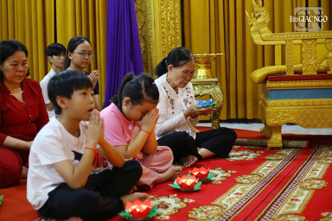 Lễ hội Ok Om Bok có nguồn gốc từ tín ngưỡng thờ thần Mặt Trăng của người Khmer. Người Khmer tin rằng Mặt Trăng là vị thần ban phát ánh sáng, giúp cây cối sinh sôi nảy nở, mang lại mùa màng bội thu và cuộc sống sung túc. Lễ hội đã trở thành một phần không thể thiếu trong đời sống tâm linh của người Khmer Nam Bộ nói chung Lễ hội Ok Om Bok có nguồn gốc từ tín ngưỡng thờ thần Mặt Trăng của người Khmer. Người Khmer tin rằng Mặt Trăng là vị thần ban phát ánh sáng, giúp cây cối sinh sôi nảy nở, mang lại mùa màng bội thu và cuộc sống sung túc. Lễ hội đã trở thành một phần không thể thiếu trong đời sống tâm linh của người Khmer Nam Bộ nói chung