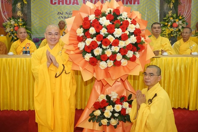Thượng tọa Thích Thông Đạo tặng hoa chúc mừng Đại đức tân trụ trì chùa Giác Minh