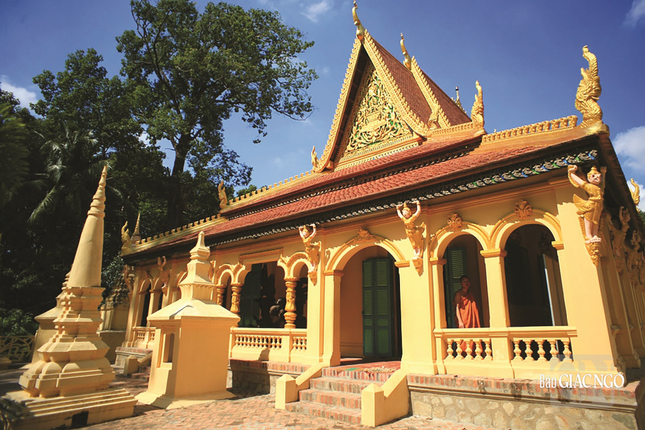 Phù điêu Neak trên đầu mái chùa Âng (Vĩnh Long) Phù điêu Neak trên đầu mái chùa Âng (Vĩnh Long)